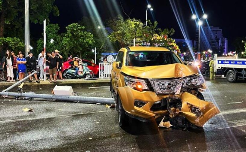 Oto 7 cho tong gay tru camera giao thong o Nha Trang hinh anh