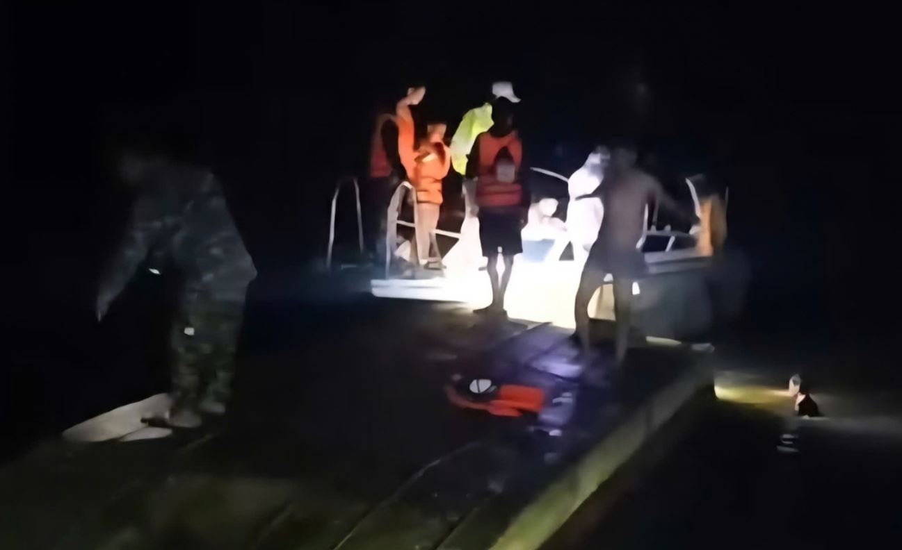 Lat be cho 17 nguoi tren bien Quang Ninh, hai nguoi thiet mang hinh anh