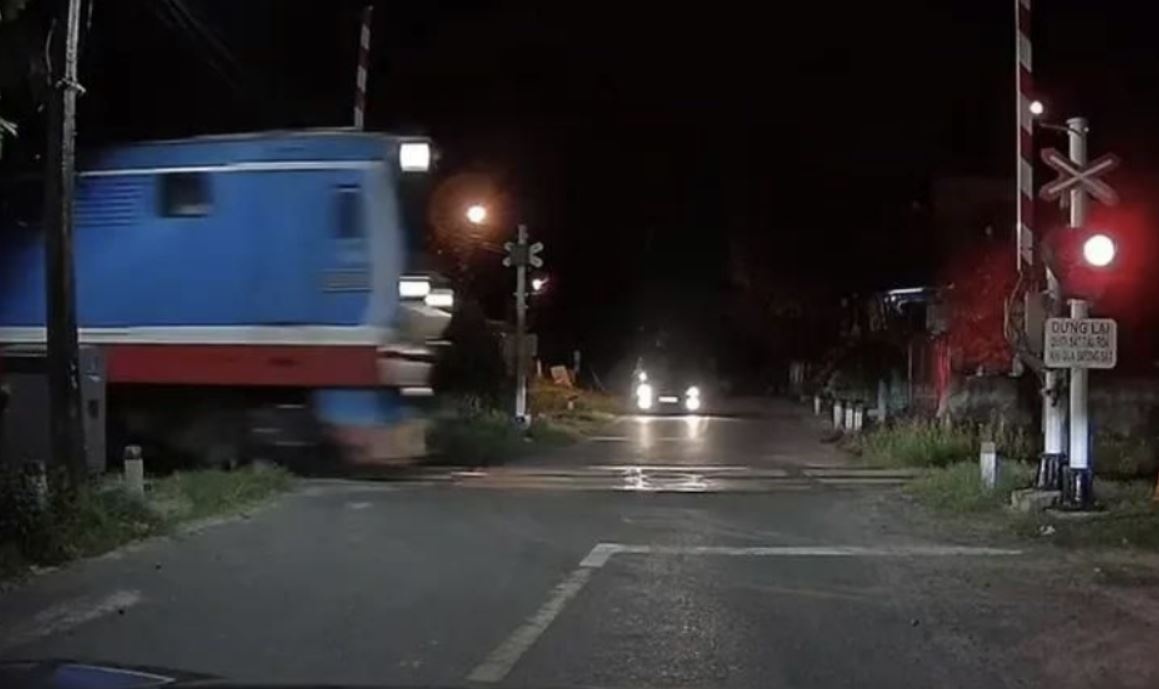 Thot tim canh barie tu dong mo toang luc tau hoa lao toi hinh anh