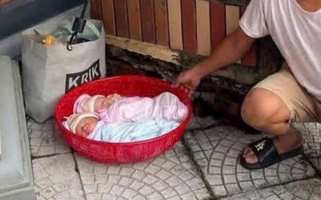 Hai be so sinh dat trong long ban bi bo roi truoc cong chua hinh anh