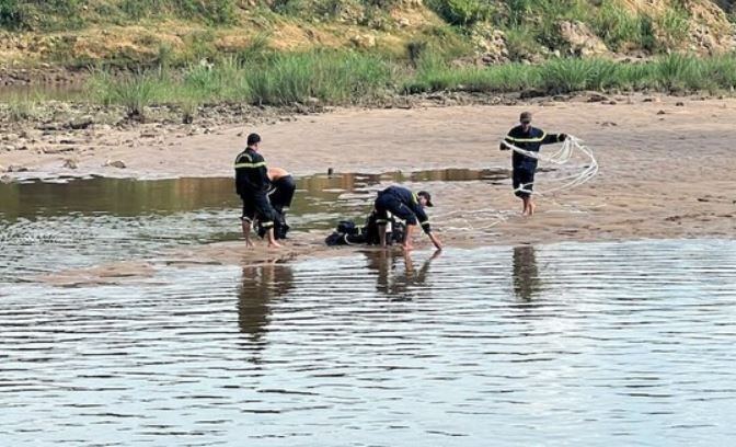 4 thieu nien ru nhau tam dap thuy loi, mot em chet duoi hinh anh