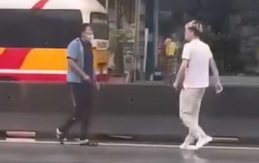 Tai xe xe buyt tan cong hanh khach khi bi chup anh xe lang lach hinh anh