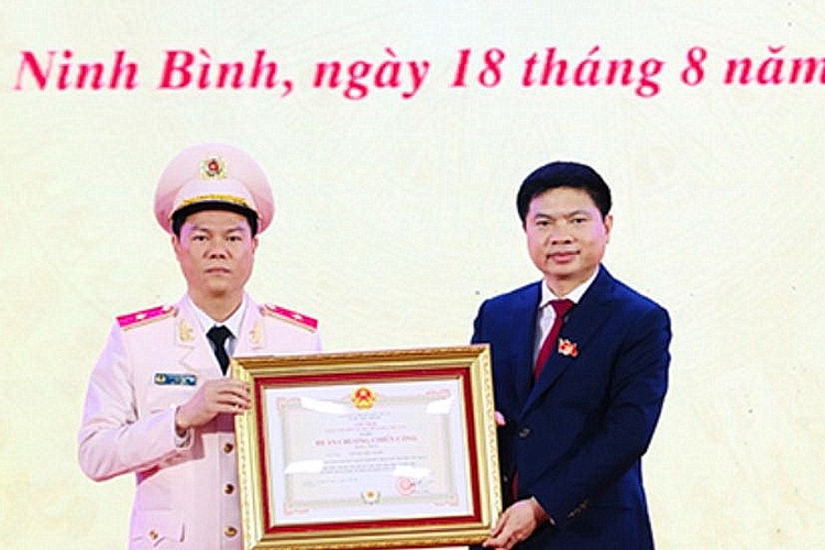 Giam doc Cong an Ninh Binh duoc tang Huan chuong Chien cong hang Nhat hinh anh