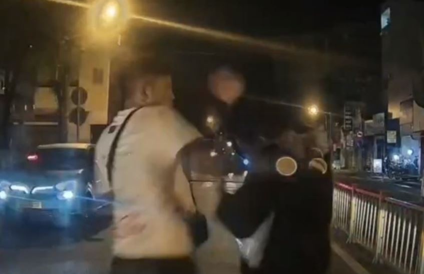 Tu nga sau phanh, nguoi dan ong danh tai xe oto gay song mui o TP.HCM hinh anh