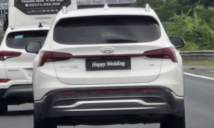 Xu phat 23 trieu dong tai xe che bien oto bang chu 'Happy Wedding' hinh anh