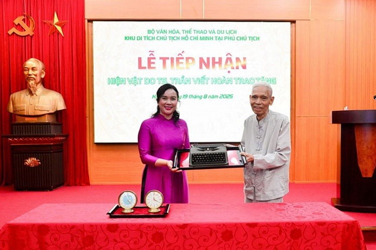 Tiep nhan hien vat do nguoi can ve cua Bac Ho trao tang hinh anh