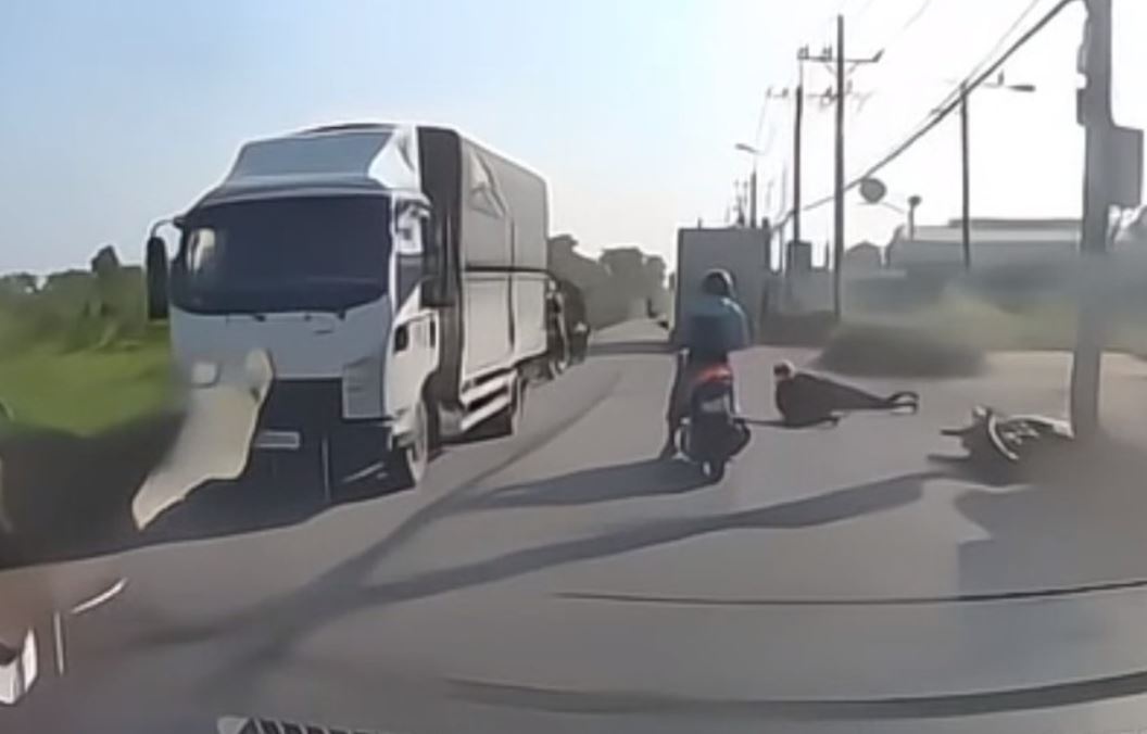 Xe tai roi hien truong sau khi hat nga nguoi di xe may o TP.HCM hinh anh