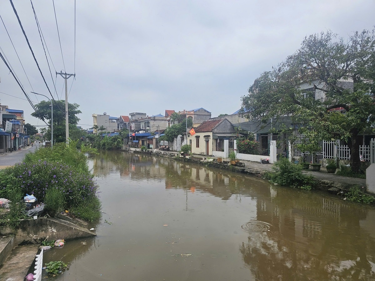 Nguoi me om con 5 thang tuoi nhay song, be tu vong thuong tam hinh anh