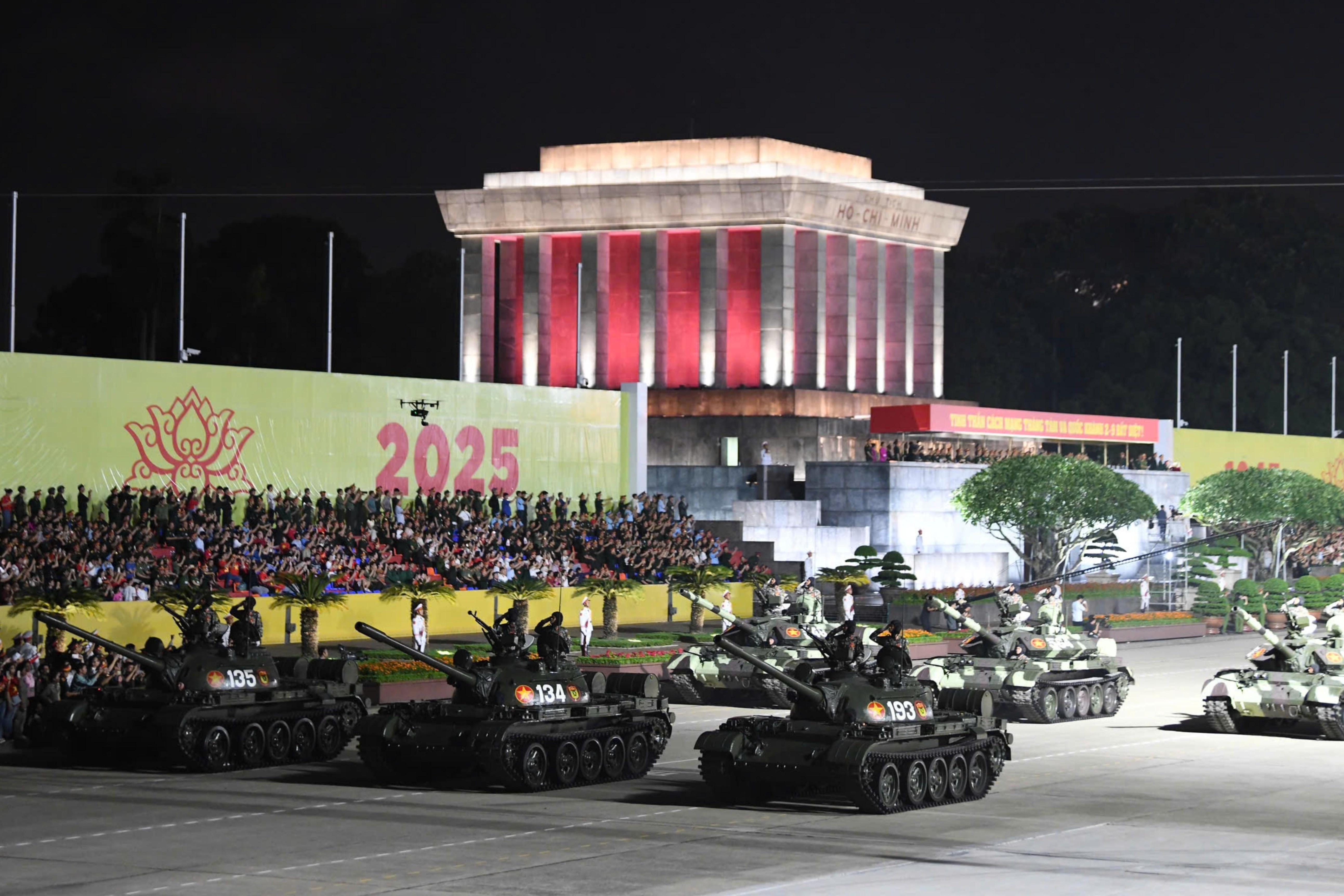 Hang nghin chien si, xe phao hop luyen tren Quang truong Ba Dinh hinh anh