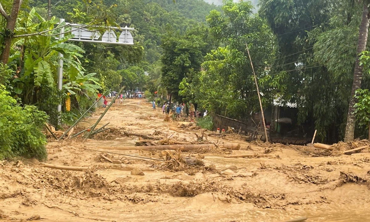 8 nguoi chet va mat tich, gan 9.000 nha toc mai sau bao Kajiki hinh anh