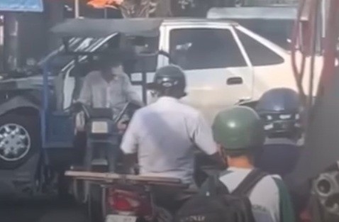 Xac minh clip xe ba gac 'cong' oto trong hem nho o TP.HCM hinh anh