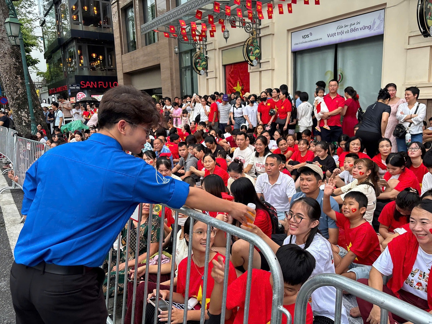 Danh sach 40 diem tiep nuoc, banh mien phi cho nguoi dan xem dieu binh hinh anh