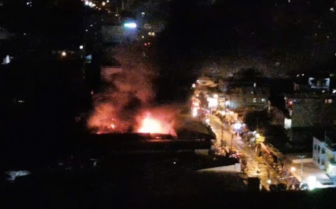 Chay lon giua dem tai xuong san xuat bong den o TP.HCM hinh anh