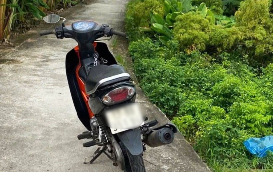 Tim thay thi the nam thanh nien duoi song nho xe may do ben ve duong hinh anh