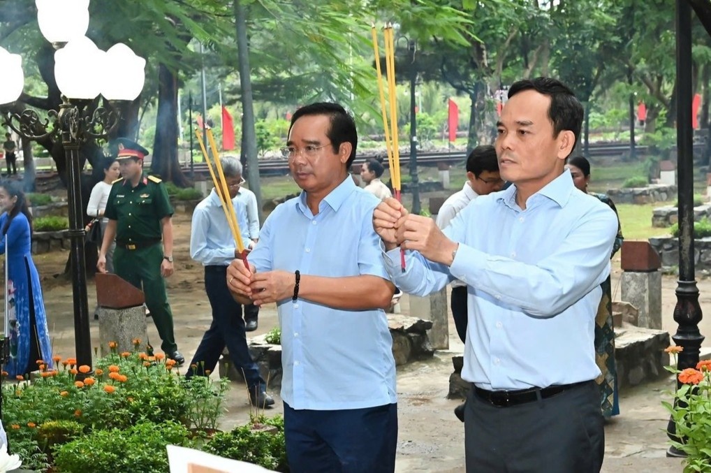 Bi thu TP.HCM Tran Luu Quang dang huong tuong niem tai Con Dao hinh anh