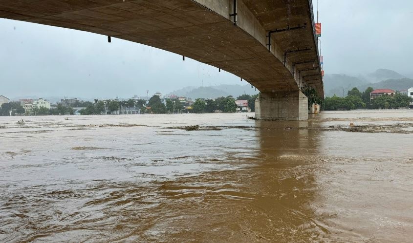 Mua lon keo dai, lu len bao dong 3 tren nhieu song hinh anh