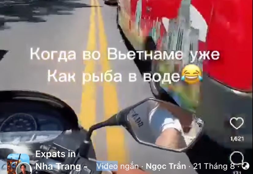 Nguoi dan ong ngoai quoc lang lach, danh vong tren duong pho Nha Trang hinh anh