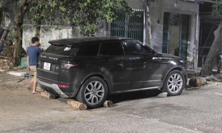 Xe Range Rover tong hai xe may roi lao vao tru nha dan hinh anh