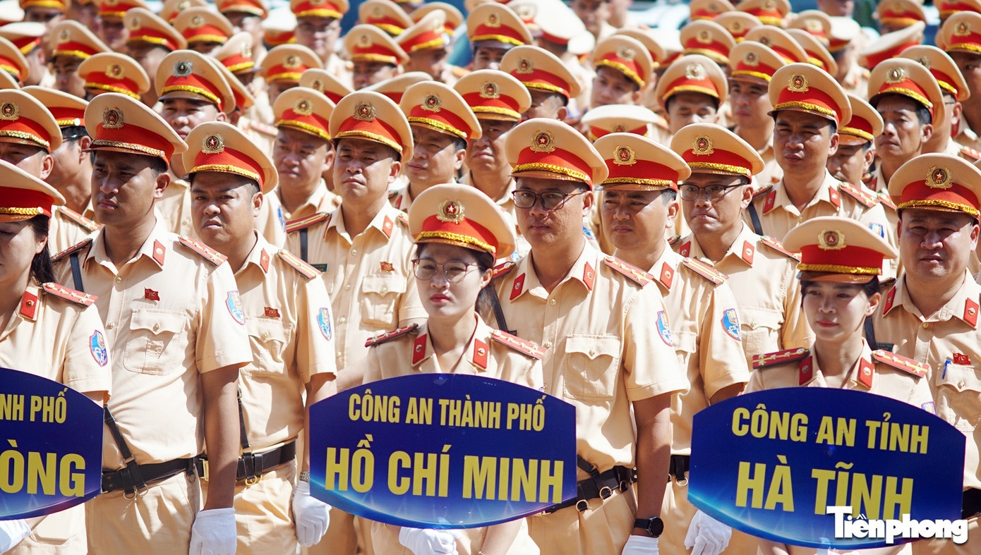 Tiep nhan gan 100 phuong tien, 660 chien si CSGT lam nhiem vu A80 hinh anh