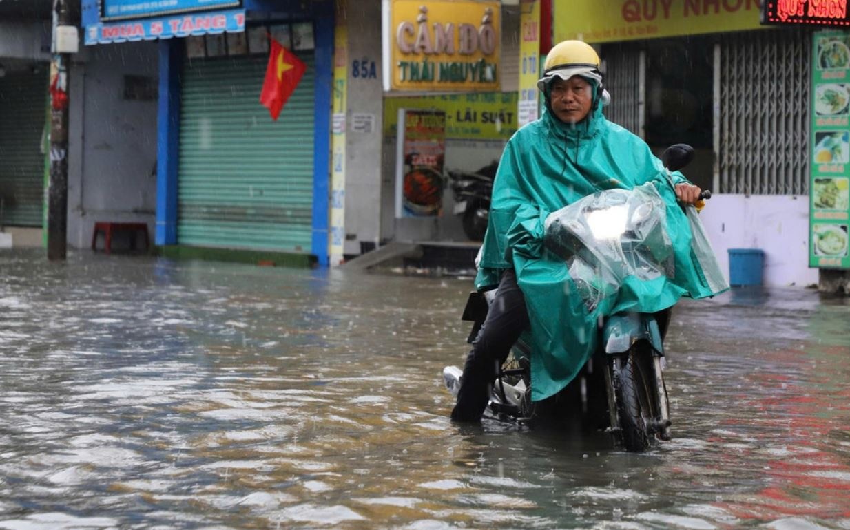Mua dong gia tang o TP.HCM vao cuoi tuan hinh anh