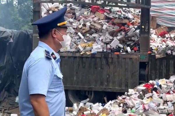 Tieu huy hon 91.000 san pham my pham vi pham hinh anh