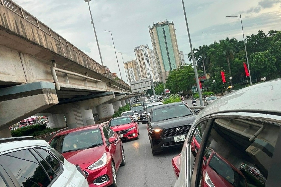 Phuong tien tang gap 2-3 lan, cua ngo Ha Noi va cao toc un tac keo dai hinh anh