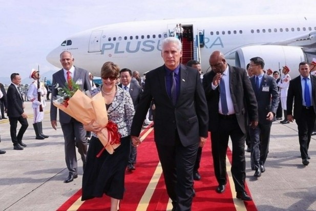 Chu tich nuoc Cuba va Phu nhan den Ha Noi, bat dau tham cap Nha nuoc hinh anh