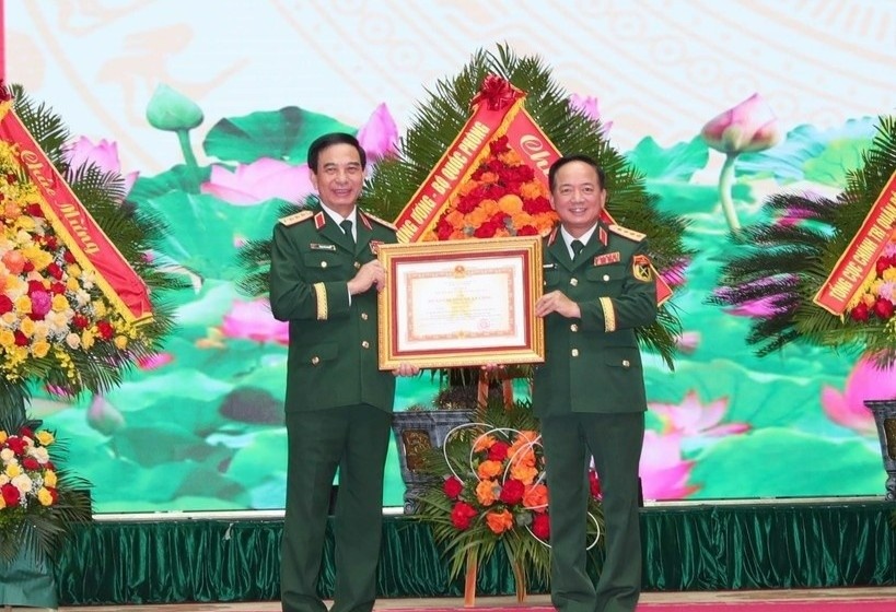 Trao huan chuong tang Dai tuong Phan Van Giang, lanh dao Bo Quoc phong hinh anh