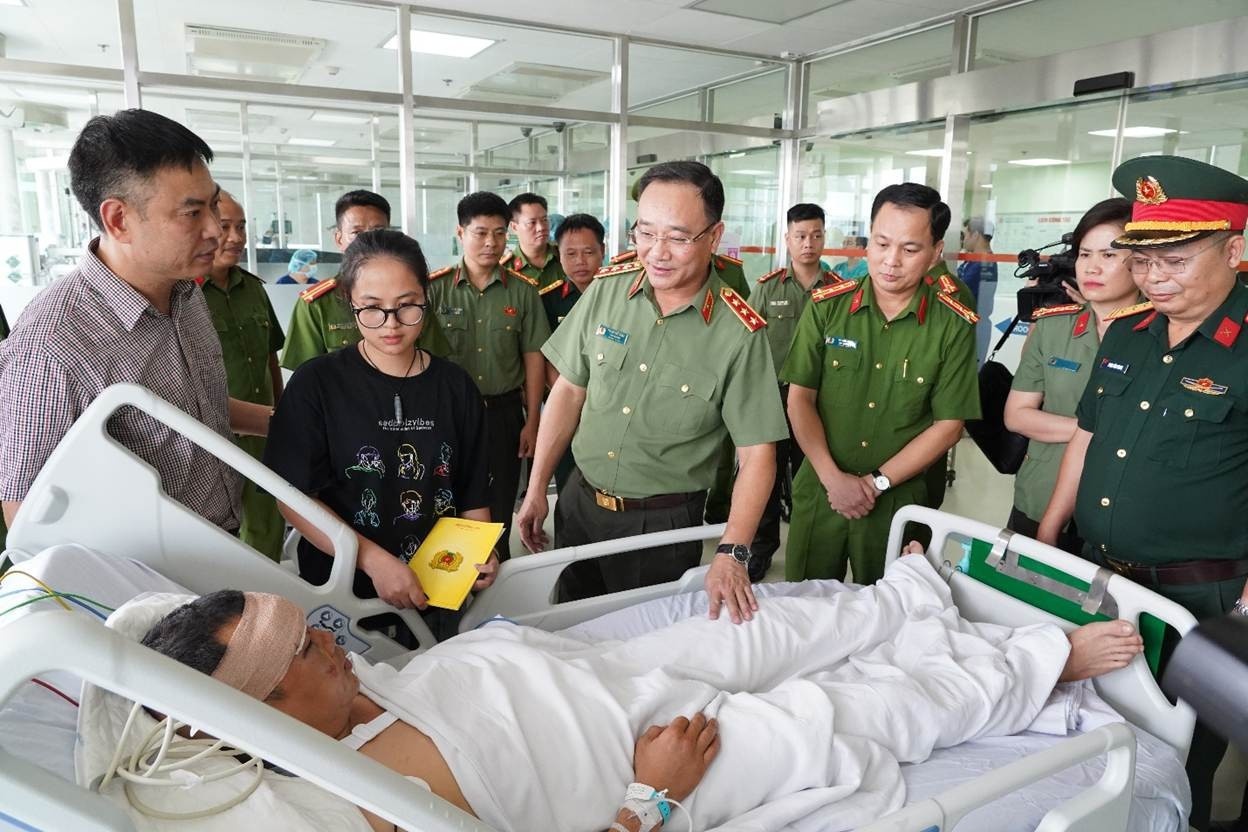 Dai uy Le Dinh Cong anh 1