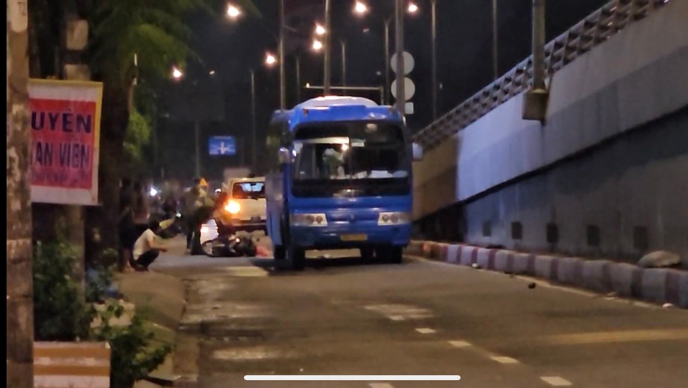 Xe dua ruoc cong nhan va cham xe may, mot chau nho tu vong o TP.HCM hinh anh