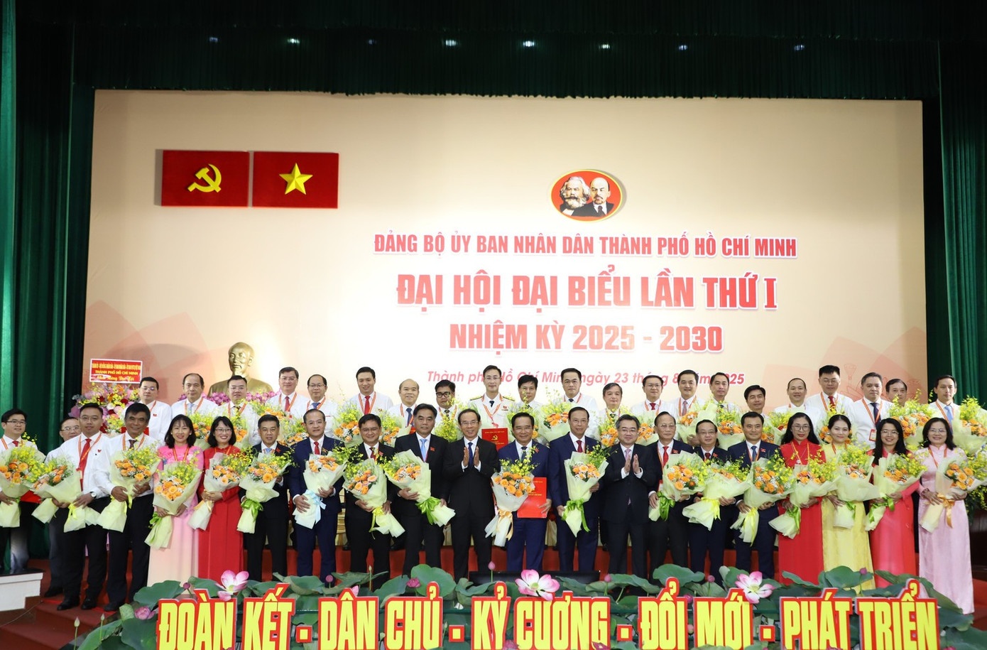 Bo nhiem can bo TP.HCM anh 1