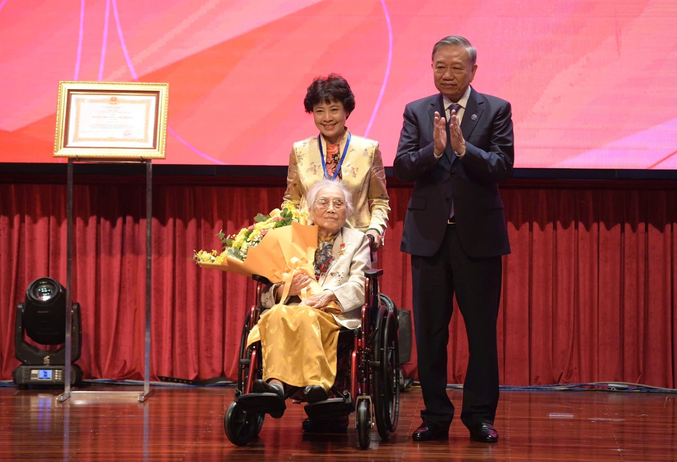 Nguyen Thi Binh Anh hung anh 5