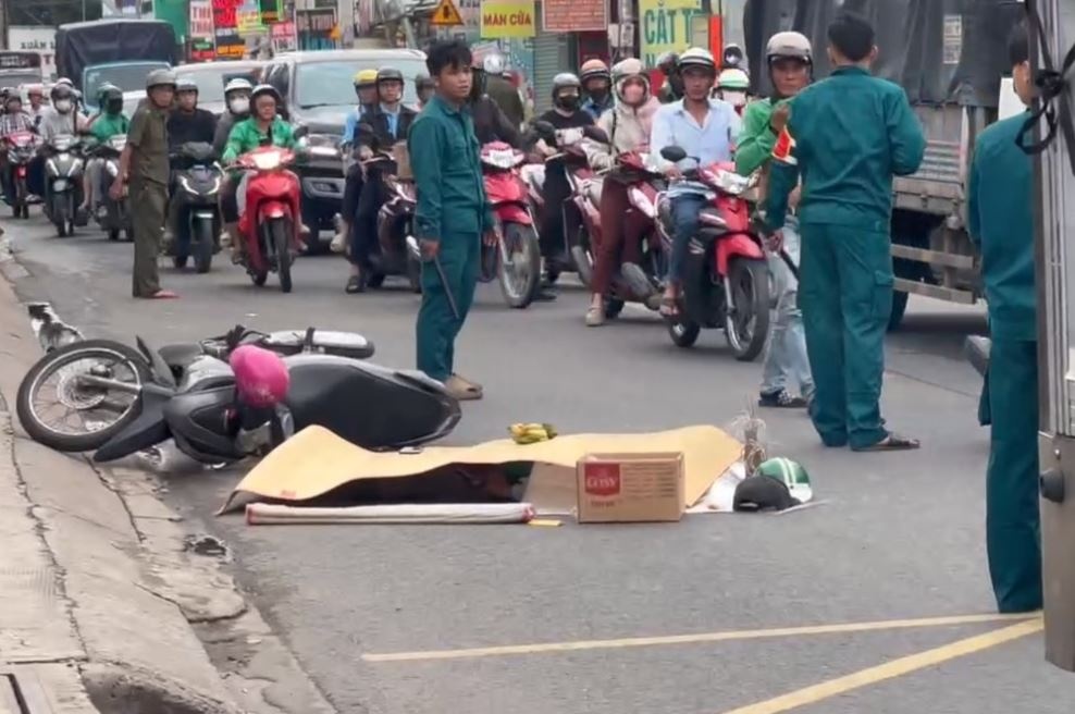 Hien truong vu tai xe tu vong thuong tam duoi gam xe tai o TP.HCM hinh anh