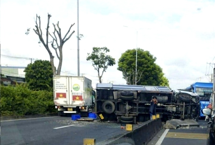 Xe tai lat ngang duong, un tac dai 2 km tai TP.HCM hinh anh