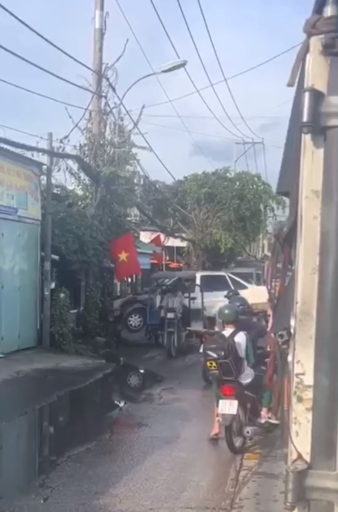 Ba gac cong oto TP.HCM anh 1