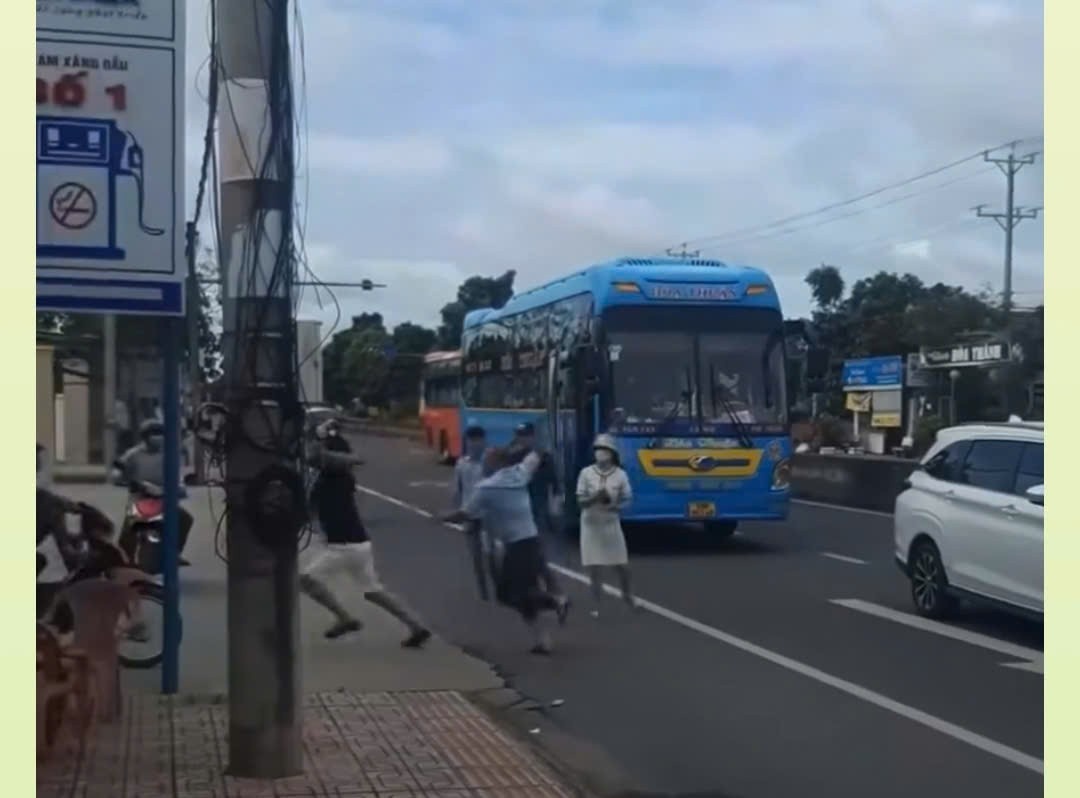 Tai xe danh nhau anh 1