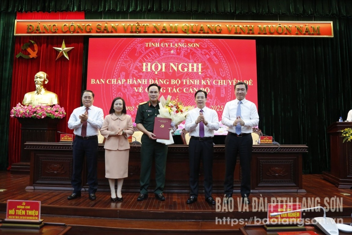 Ban Bi thu anh 2