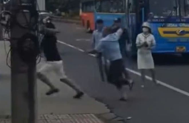 Khach tren xe do va tai xe xe con duoi danh nhau giua quoc lo hinh anh