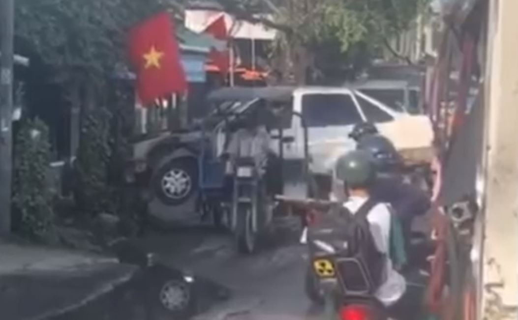 Xe ba gac 'cong' oto o TP.HCM, tai xe linh phat 10 trieu dong hinh anh