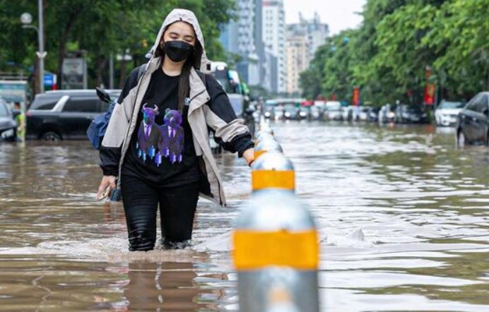 Vi sao bao Kajiki do bo mien Trung nhung gay mua lon tai Ha Noi? hinh anh