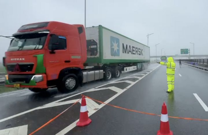 Cam toan bo xe tren cao toc Bac - Nam doan qua Nghe An do bao Kajiki hinh anh