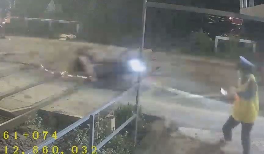 Xe may tong bung gac chan khi tau hoa sap den o Dong Nai hinh anh