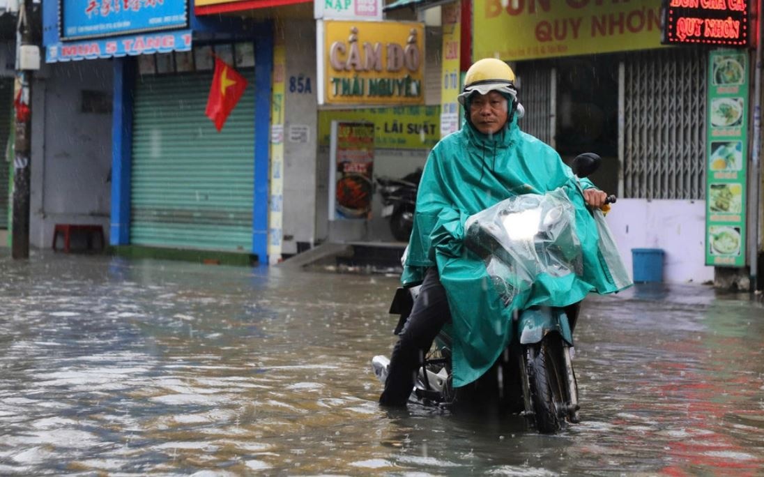 Anh huong bao so 5, TP.HCM mua dien rong, co noi tren 140 mm hinh anh