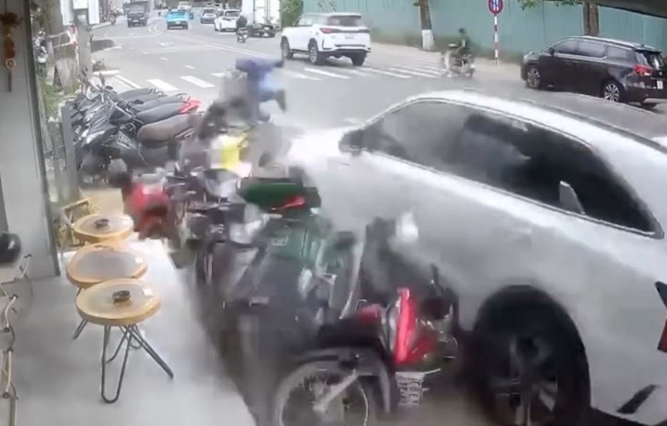 Nguyen nhan oto tong hang loat xe may, hat vang nguoi xuong duong hinh anh