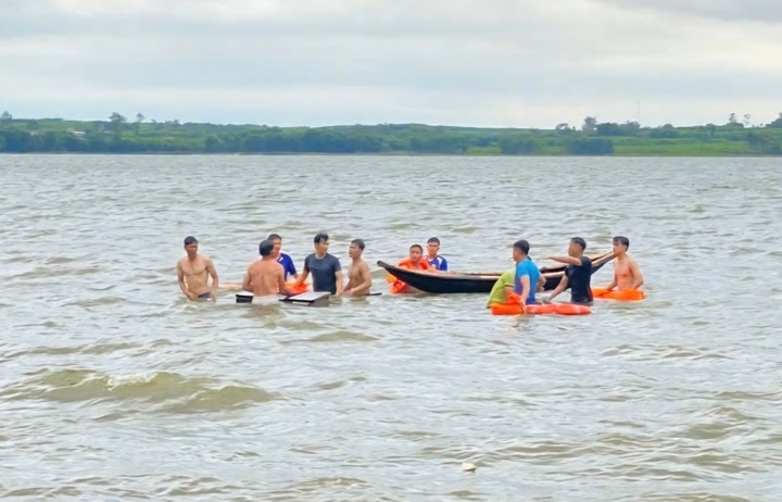 Lat thuyen truoc luc bao Kajiki do bo, nguoi phu nu o Quang Tri tu nan hinh anh