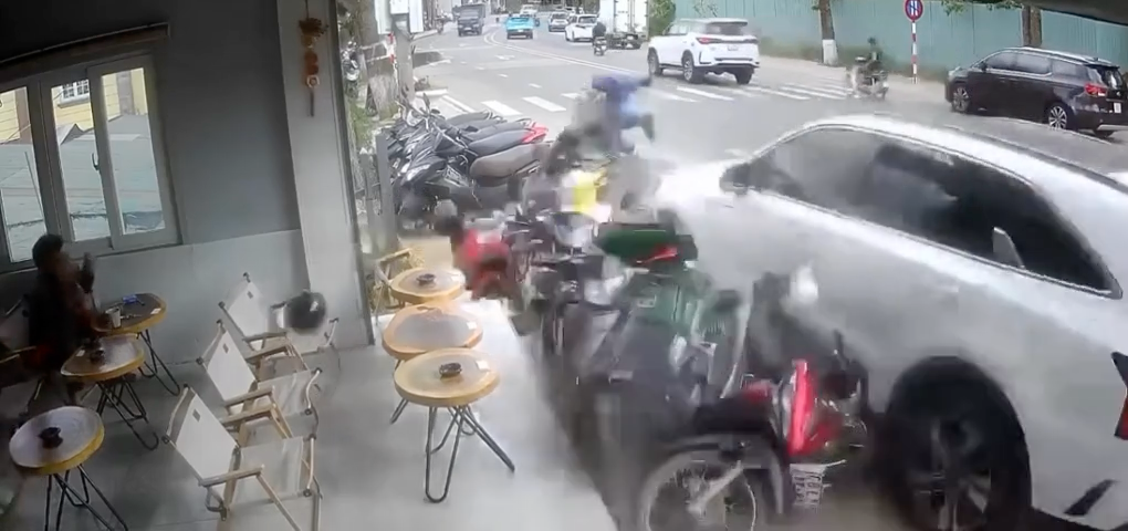 Oto hat nguoi xuong duong anh 1