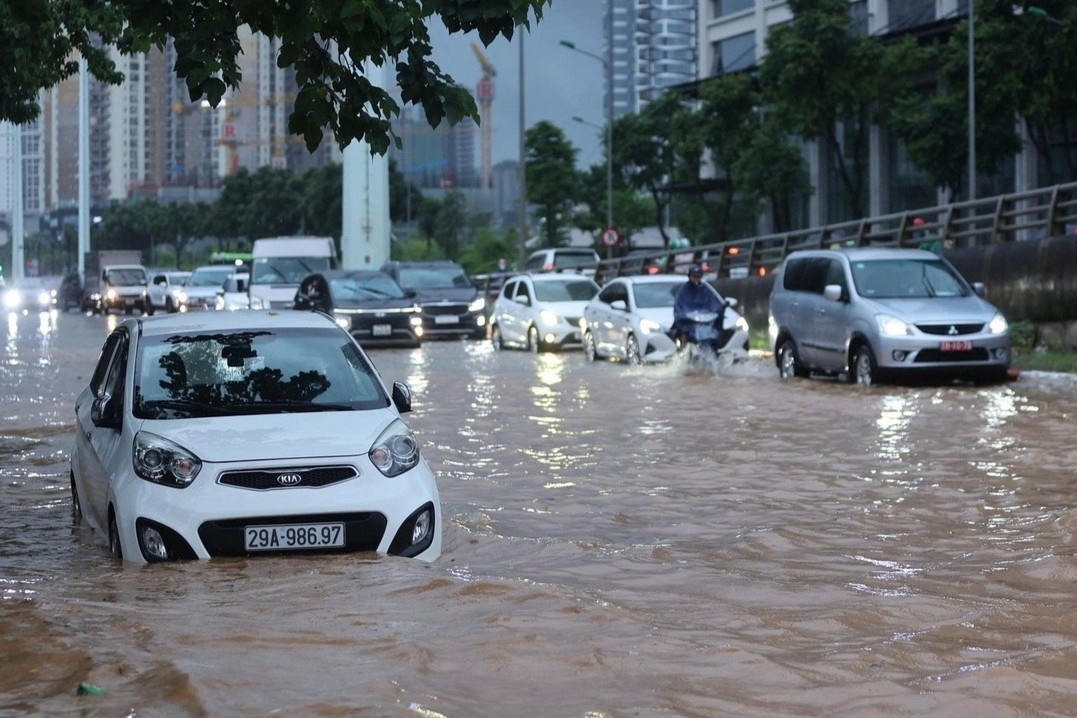 Mua lon xuyen dem, nhieu tuyen pho Ha Noi ngap sau trong bien nuoc hinh anh