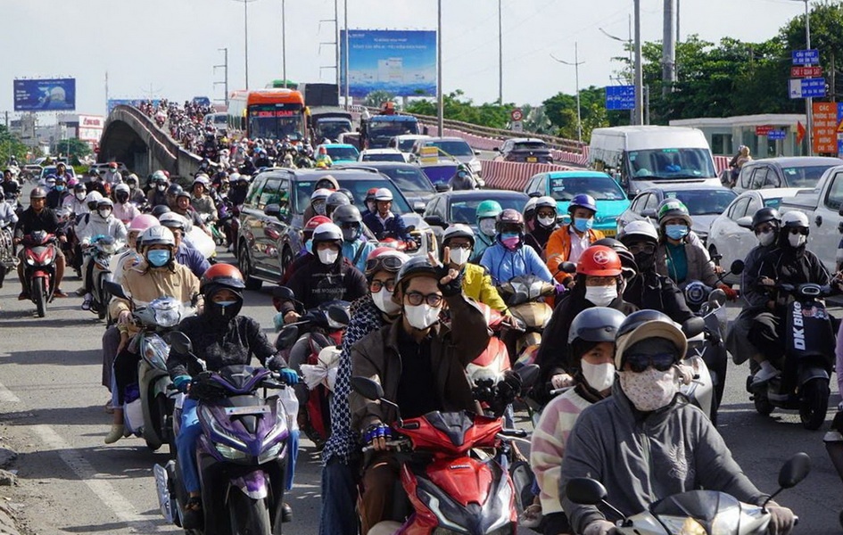 Cac cua ngo TP.HCM ken dac xe co chieu cuoi ky nghi le 2/9 hinh anh