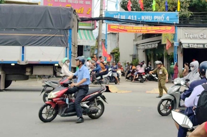 Cho con di tim tro, hai me con bi cuon vao gam xe tai o TP.HCM hinh anh