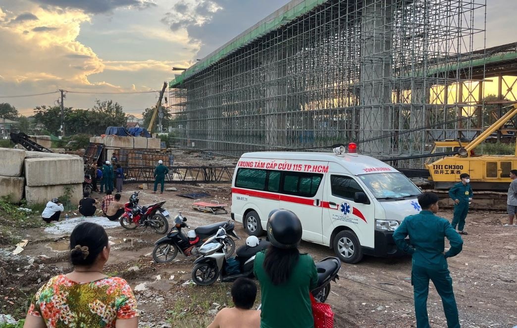 Tinh hinh suc khoe cong nhan 25 tuoi trong vu sap can cau o TP.HCM hinh anh